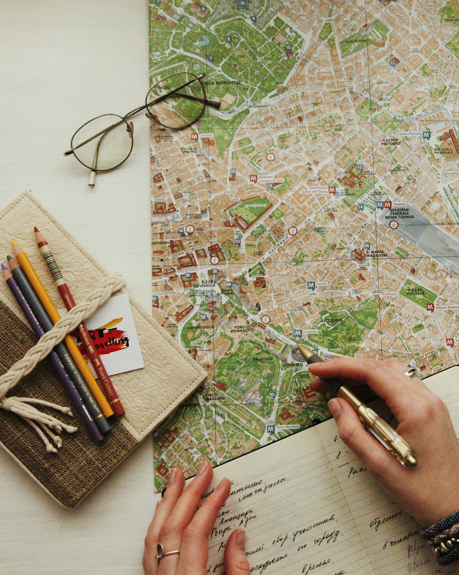 Stadtplan mit Brille und Stiften auf einem Tisch