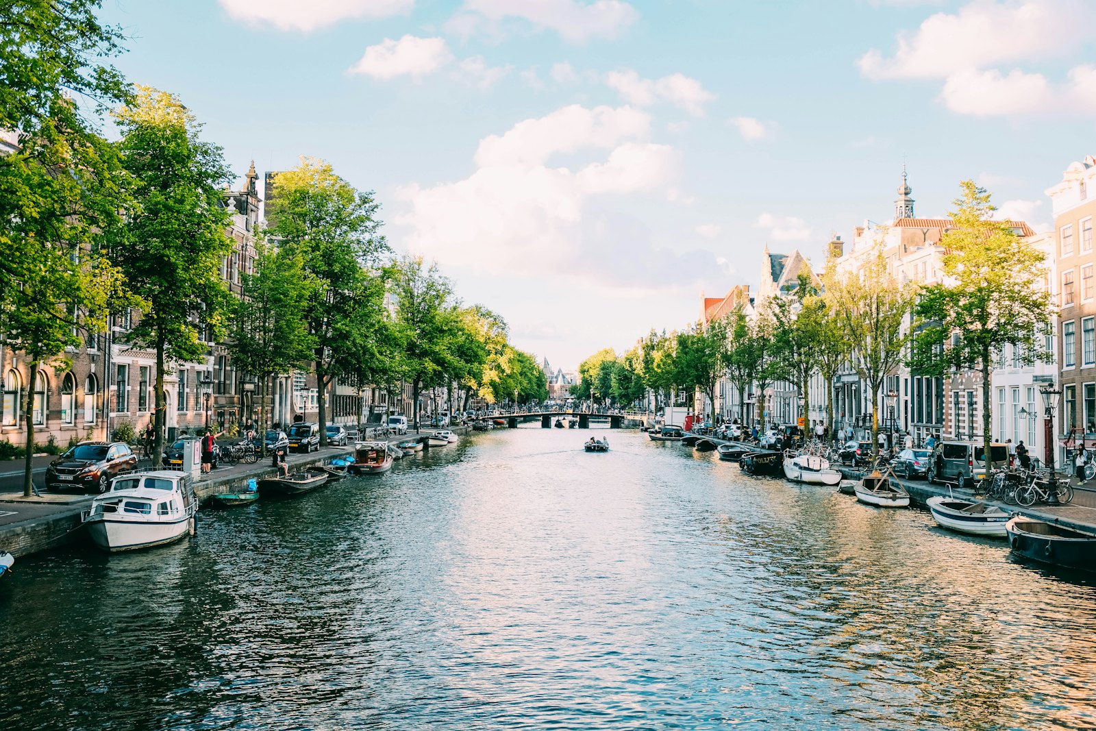Kanal mit Booten in Amsterdam